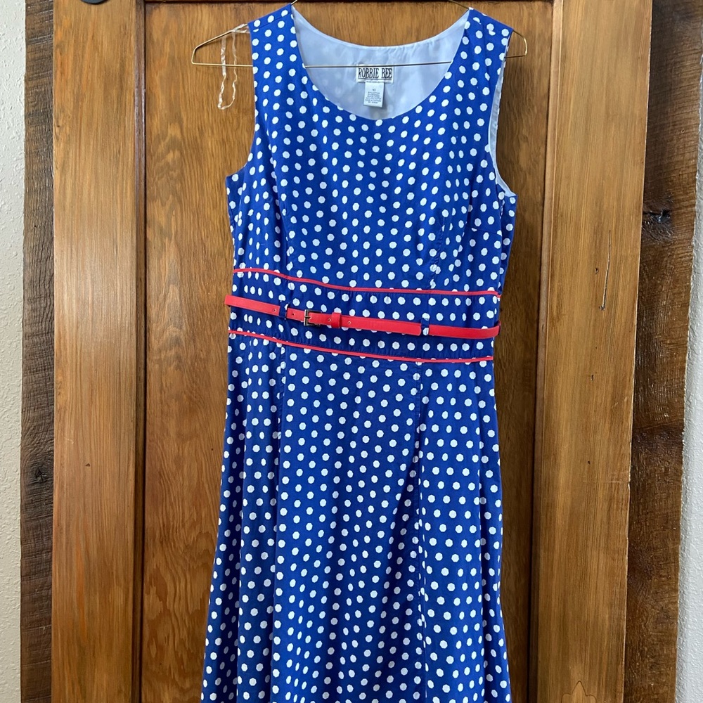Fun polka dot sleeveless dress!  Size 10